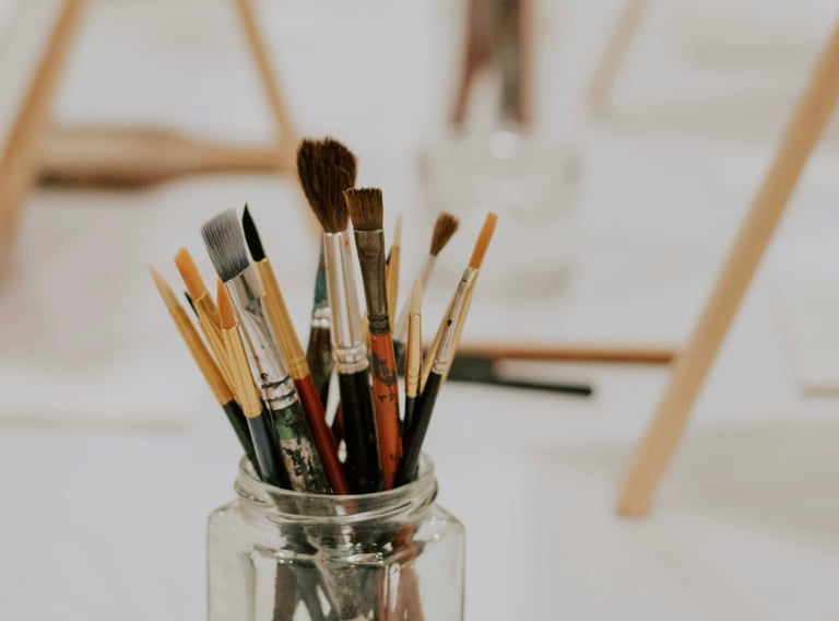 Pinceau posé à côté des toiles de peinture