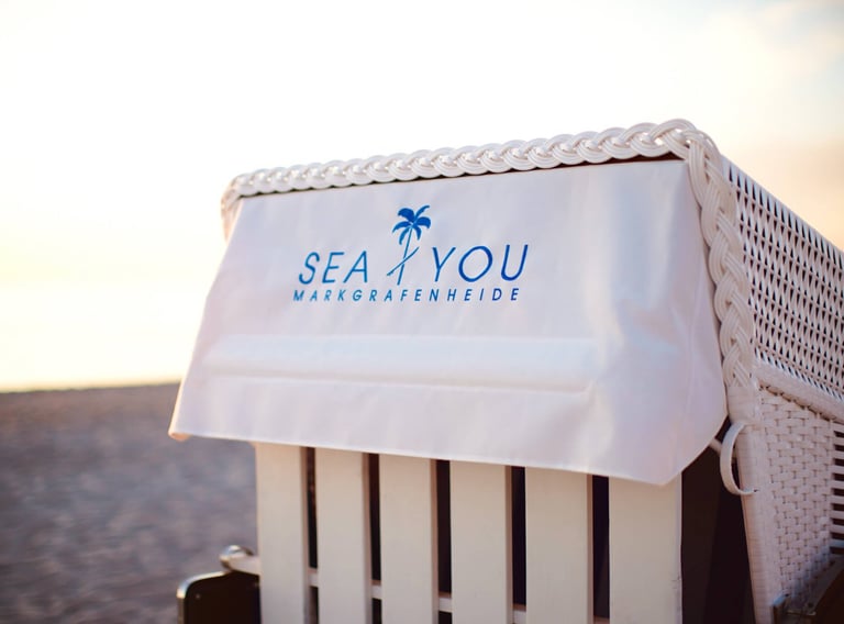 Ein Strandkorb mit dem Logo SEA YOU