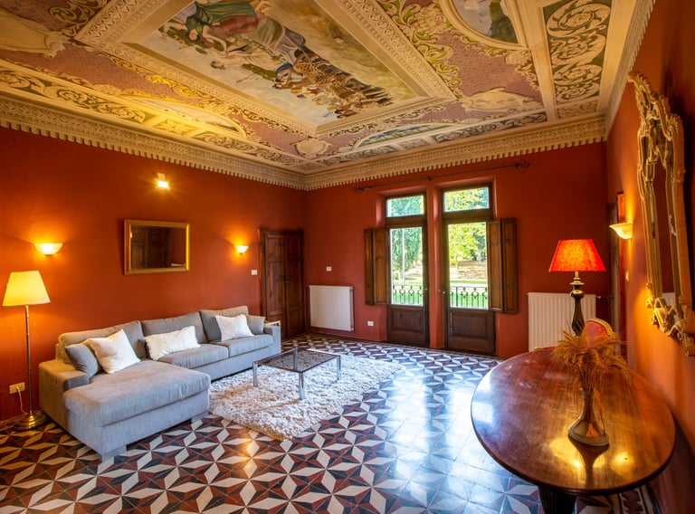 Salon historique de Villa Violetta avec plafond peint et sol à damier