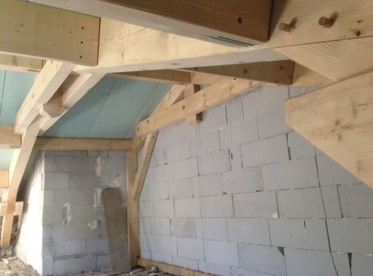 Charpente en bois sur mesure réalisée par artisan à Aubenas, Sud Ardèche