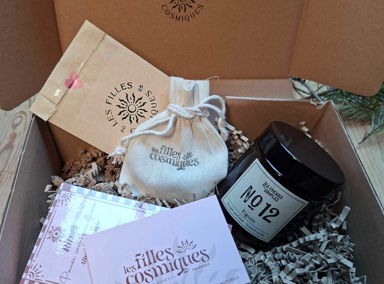 Coffret cadeau Cocon d'hiver ouvert, révélant un assortiment d'objets