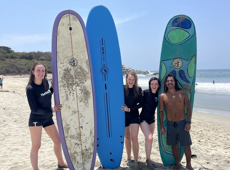 AMIGAS TOMANDO EL CURSO GRUPAL DE SURF EN PUERTO ESCONDIDO