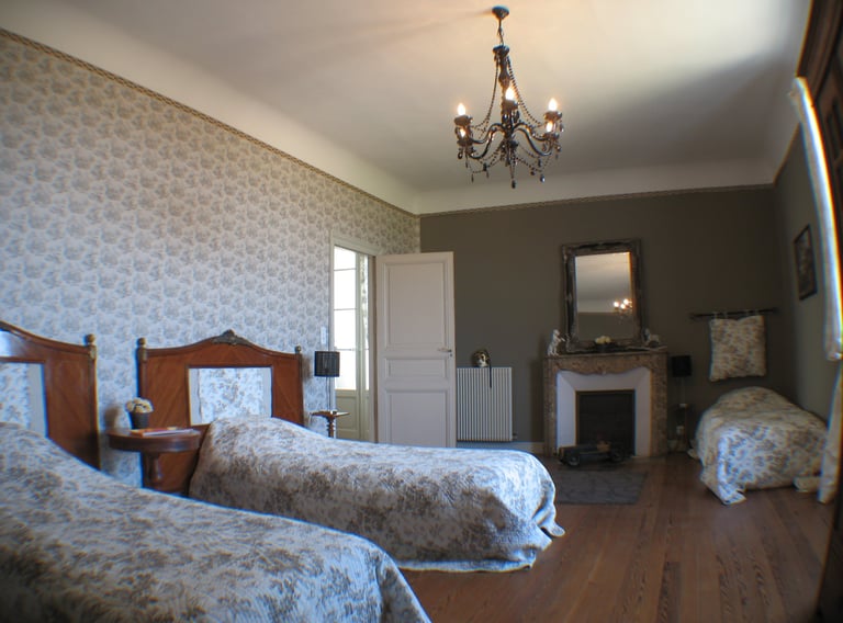 Chambre des enfants baroque avec jouets anciens, comprenant 3 lits en 90