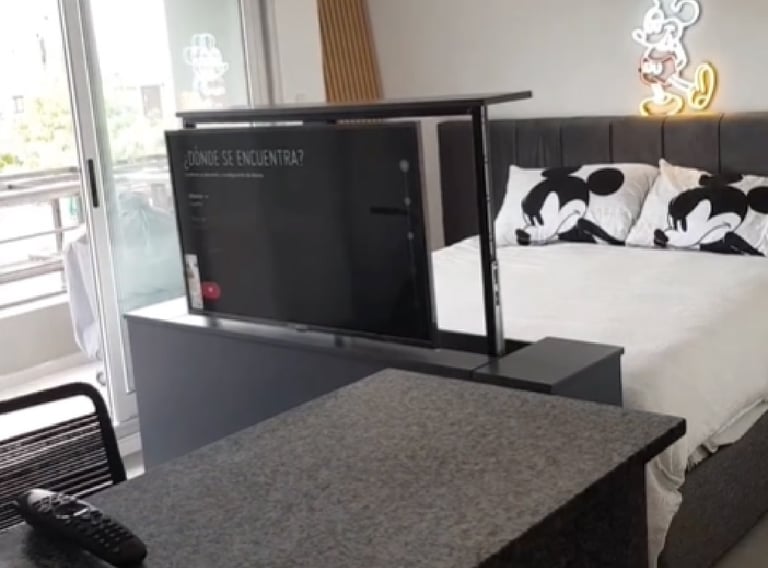 mueble con sistema de elevación para tv incorporado