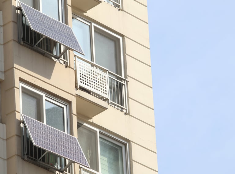 Balkonkraftwerk: Solarpanel an Balkongeländer befestigt