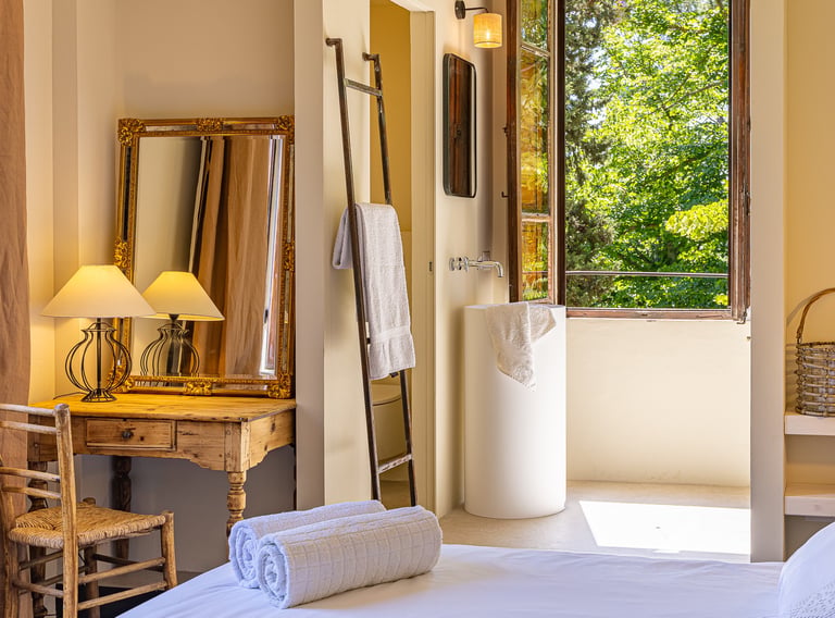 Salle de bains rénovée de Villa Violetta avec vue sur le parc centenaire