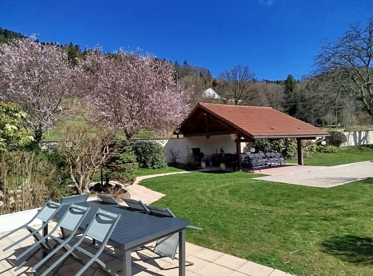 terrasse cuisine, espace pelouse et terrain de pétanque