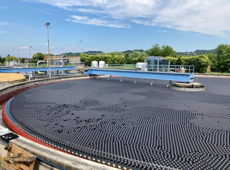 couverture d'un bassin industriel de traitement des eaux avec les boules flottantes 