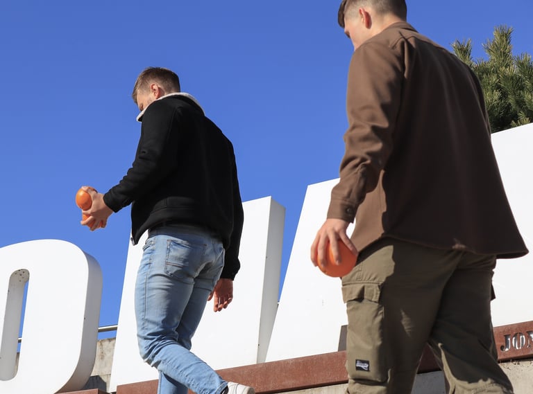 du vyrai eina vienas paskui kita