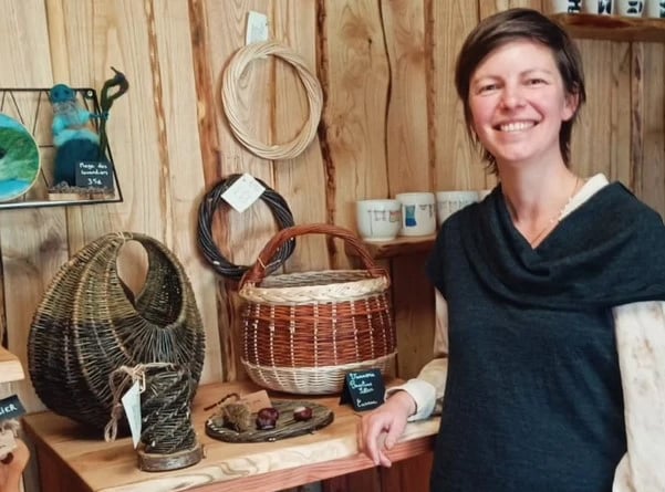 Pauline Sitter Portrait avec ses objets en osier tressés à la main