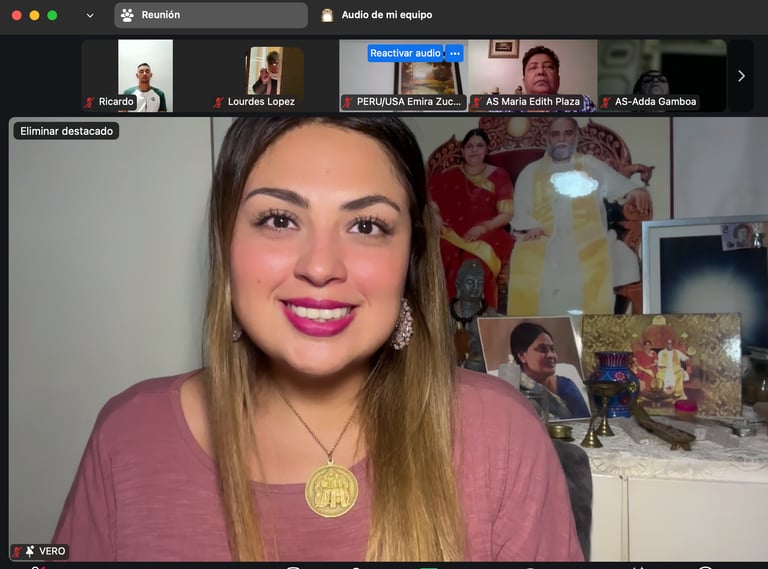 una mujer latina con un collar dorado meditando