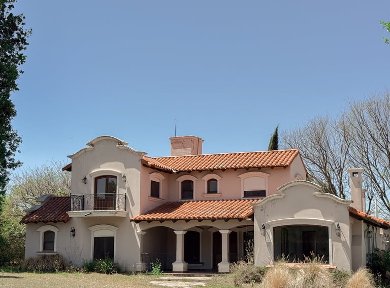 Casa en venta en El Tipal Club de Campo, Salta. Dos plantas, amplio jardín con pilete y galeria