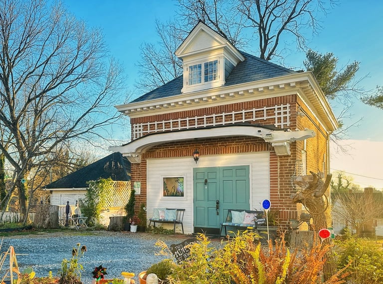 the carriage house cottage furnished apartment 2123 rivermont