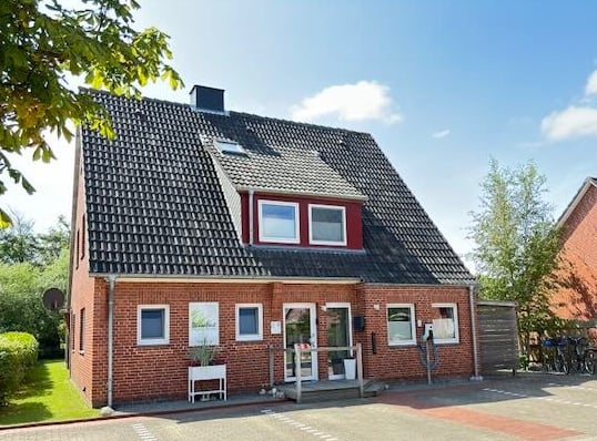 Hotel DunenNest - Hausansicht, Parkplatz