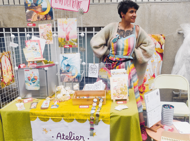 Photo de Léna Desmettre à son stand au festival "à l'arrachée" en 2025
