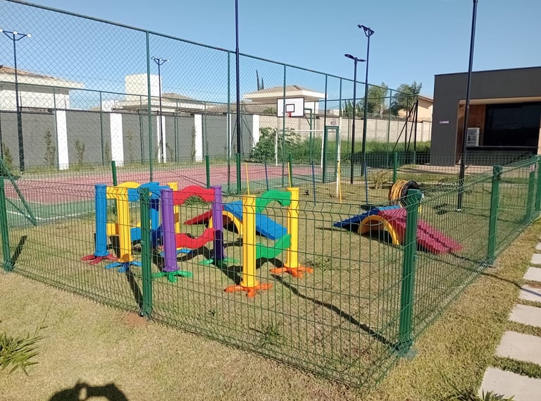 Cerca de gradil revestido em pvc instalada em petplay.