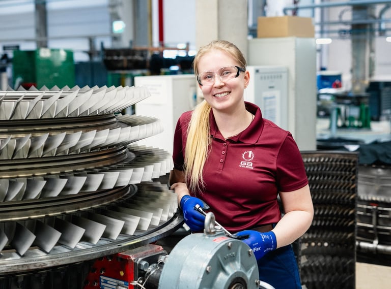 Valokuva naisesta teollisuusalalla