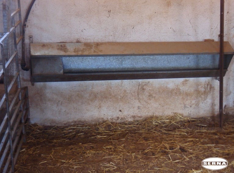 Bebedero adosado a pared SERNA DISTRIBUCIÓN MATERIAL GANADERÍA Y CERCADOS, OVINO PRODUCTOS