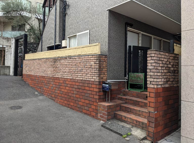 ひなたレディースケアの外観と入口の様子