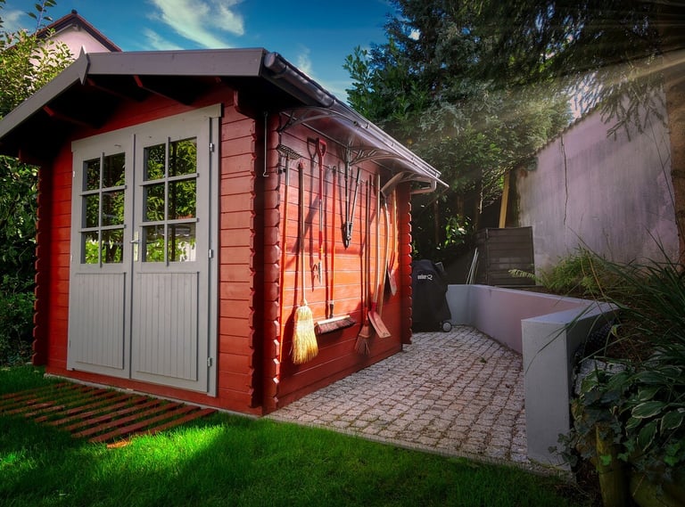 un abri de jardin en bois 