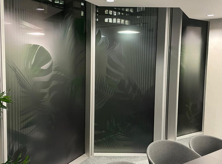 Interjero ir eksterjero langų apipavidalinimas DECOSONA su matinėmis ir spalvotomis stiklo plėvelėm