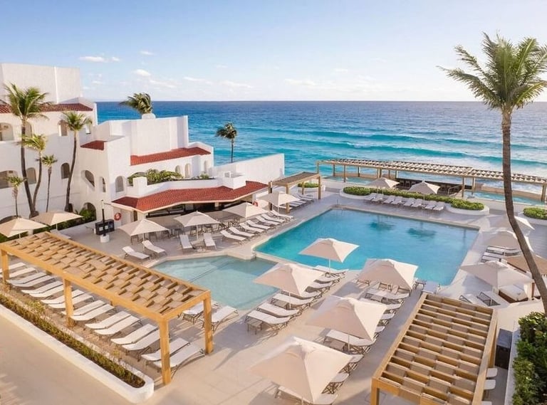 Pool view of the Gr Solaris Caribe hotel