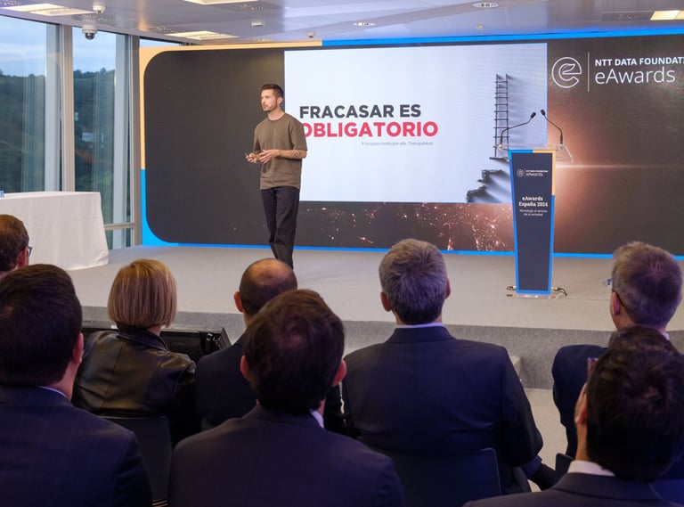 Jagoba Ormaetxea en una charla sobre emprendimiento en eAwards España 2024, con la frase 'Fracasar e