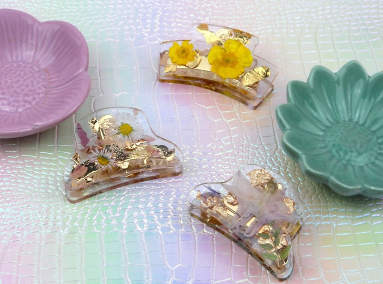 Barrette artisanale en résine avec fleurs séchées fabriquée en Isère par le Labo de Natou
