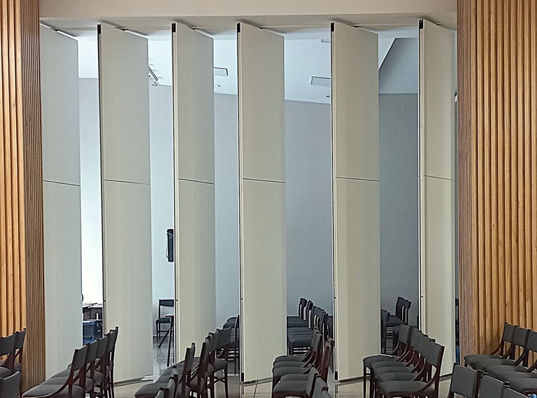 paneles moviles acusticos, de mas de cuatros metros de altura, que permiten dividir un auditorio