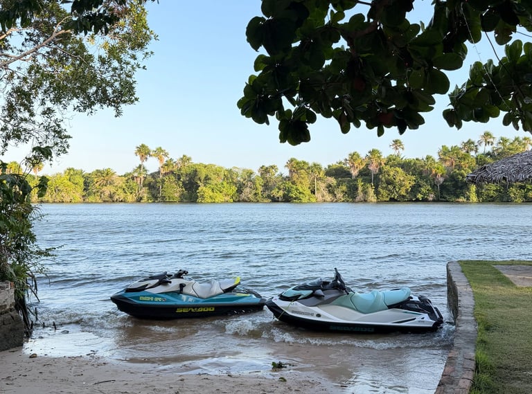 Jet ski em águas calmas nos Lençóis Maranhenses
