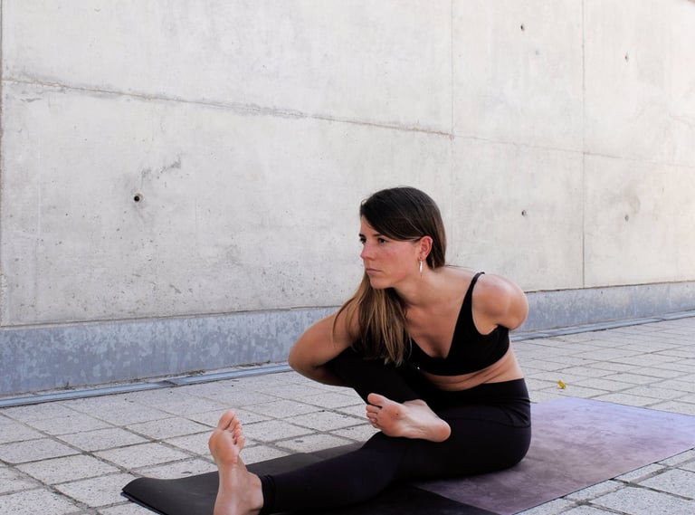 Profesora experta en Navakaraṇa Vinyāsa