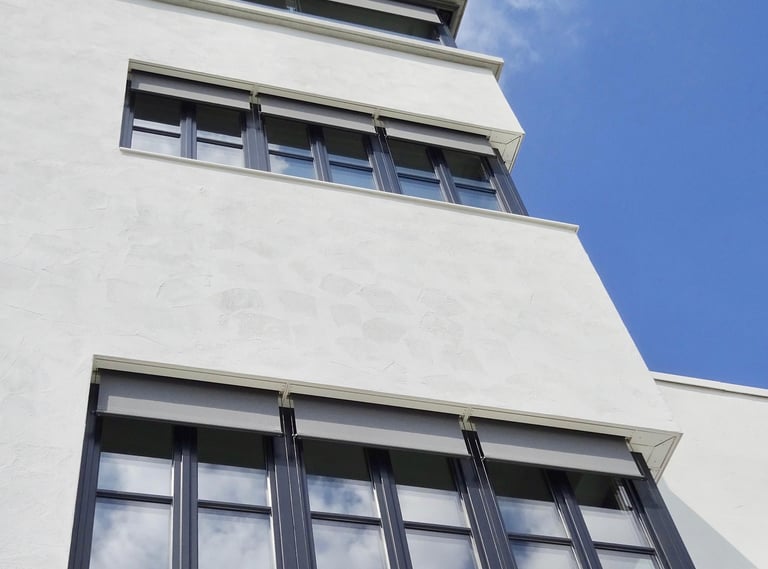 Façade blanche d’un immeuble moderne propre et bien entretenue