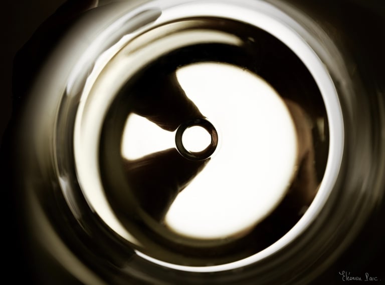 deux doigts qui tiennent le verre de vin, vue de dedssus très graphique.