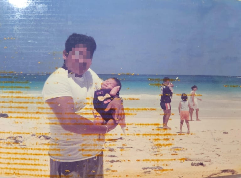 Frida bebé cargada por su señor papá en la playita