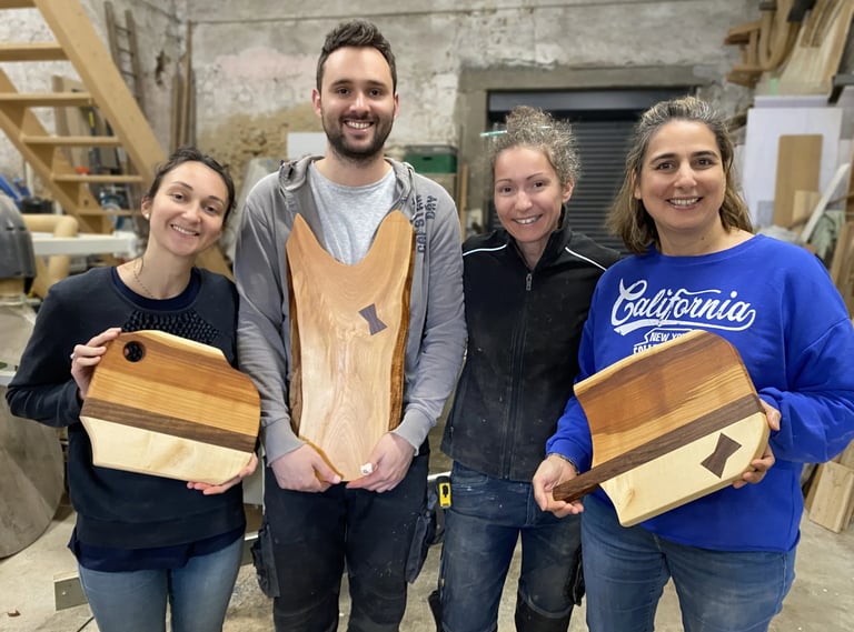 3 apprentis menuisier et Sophia Adroguer