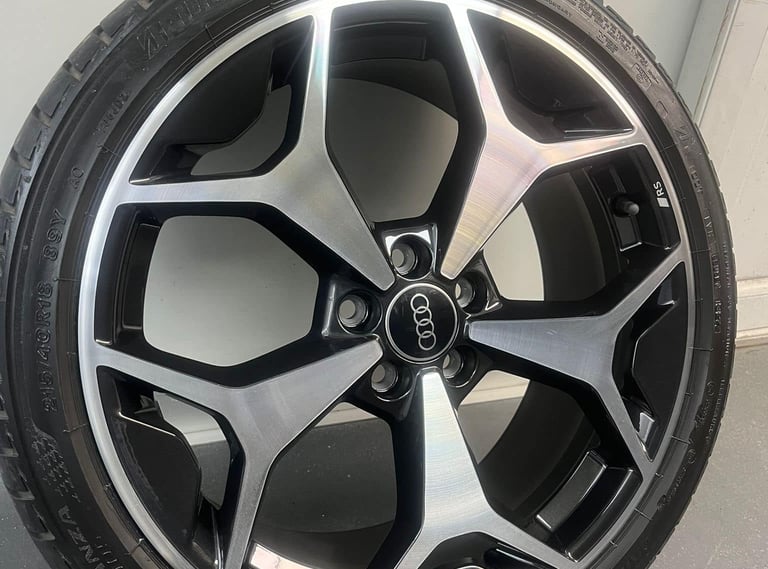 Glossy black and silver diamond cut alloy wheel