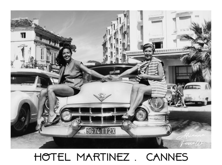 Scène élégante de mode française en 1947 : modèle posant sur une Cadillac devant l'hôtel Martinez à Cannes