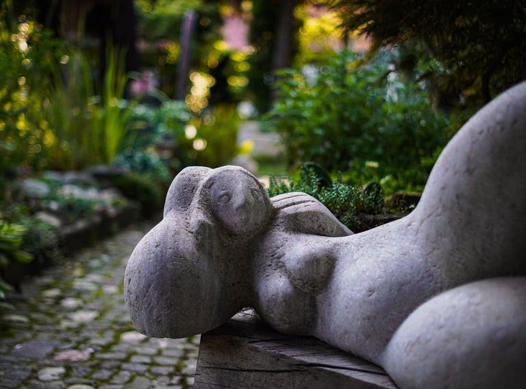 Liegende Frauenskulptur im Garten