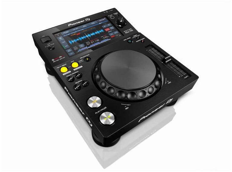 Pioneer DJ XDJ-700 en perspectiva, multireproductor DJ compacto con pantalla táctil para alquiler en eventos y sesiones DJ
