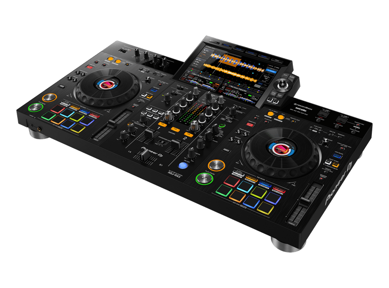 Vista en perspectiva del Pioneer DJ XDJ-RX3 para alquiler de sistema DJ todo en uno