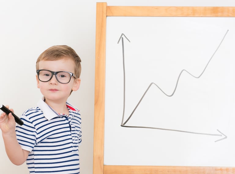 comment présenter un projet à l'oral : enfant devant un tableau