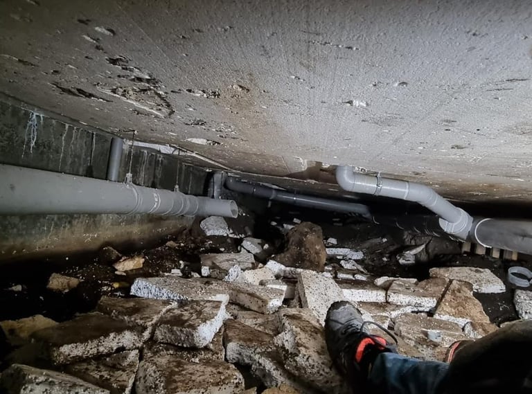 Beschadigde leiding en waterschade in kruipruimte van woning in Rotterdam-Hoogvliet