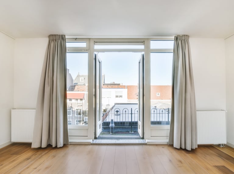 Fenêtre ouverte avec rideaux vue sur balcon