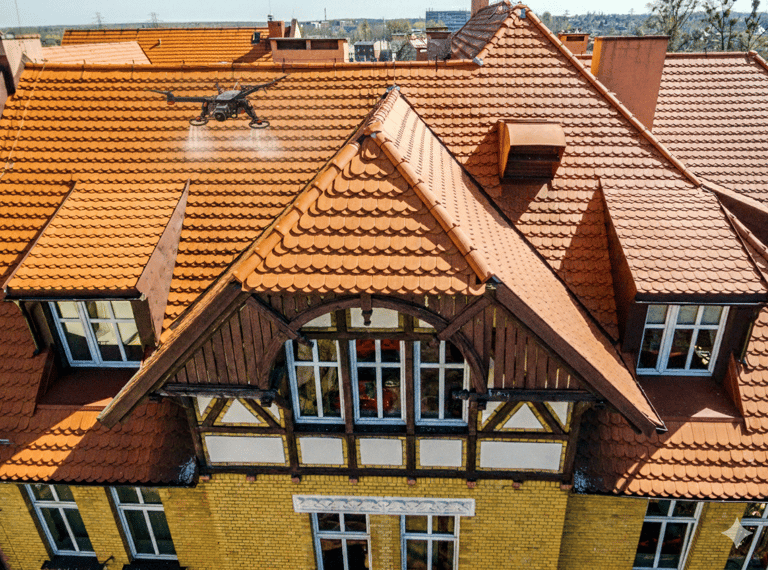 Dron czyszczący dach