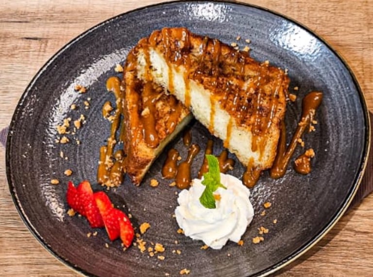 Brioche perdue avec des fraises et de la chantilly