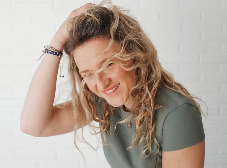 Jennie Johansson Music Intro Generic Smile