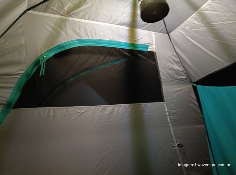 parte interna da barraca a noite iluminada pela luz do lampião