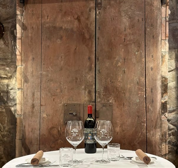 Tavolo in giardino con vino Biondi Santi e arredi antichi - Garden table with Biondi Santi wine and 
