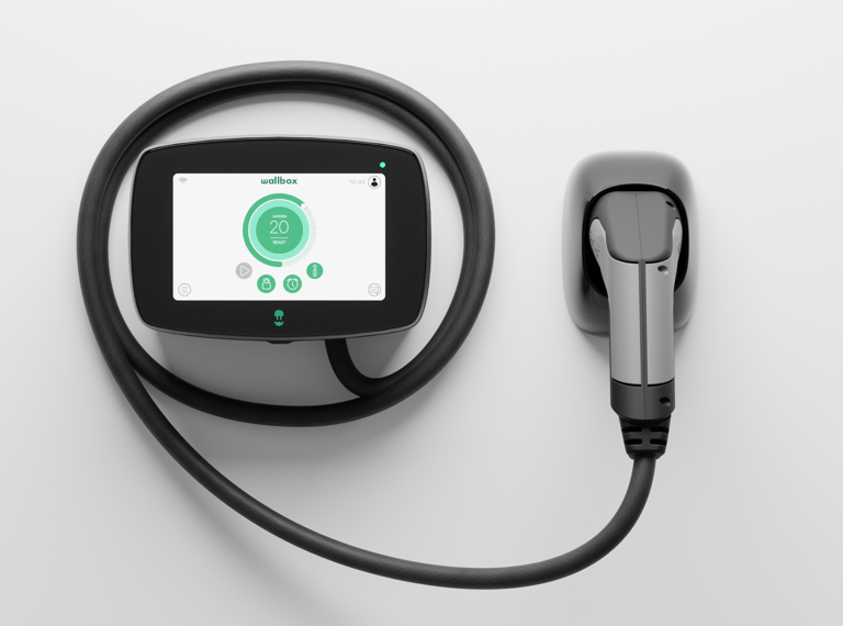 Išmanioji elektromobilio įkrovimo stotelė kurią galima valdyti telefone