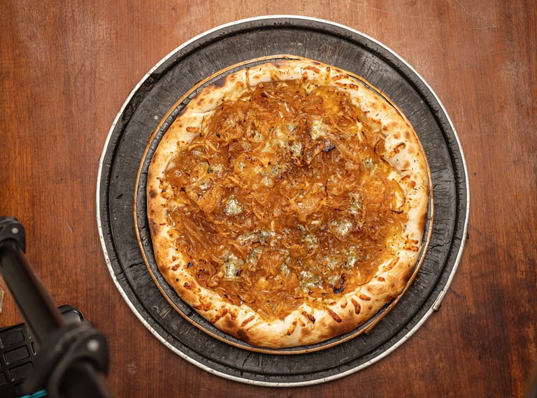 Pizzaria em Porto Alegre da Marquês Pizzaria com  cebolinha caramelizada